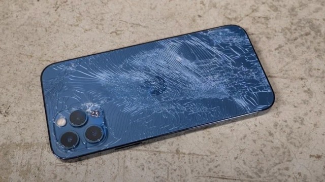 iphone12摔碎后盖整机报废苹果终于撑不住了