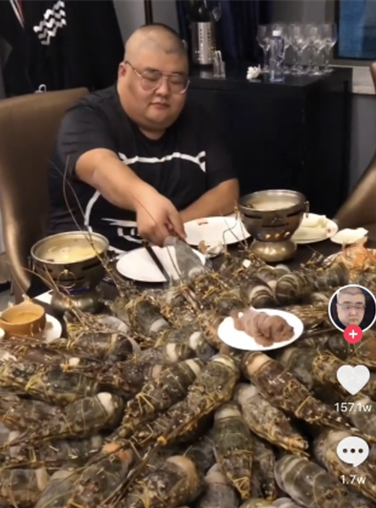 吃播泡泡龙去世,靠给自助餐厅"上课"成名,200万粉丝挥泪告别