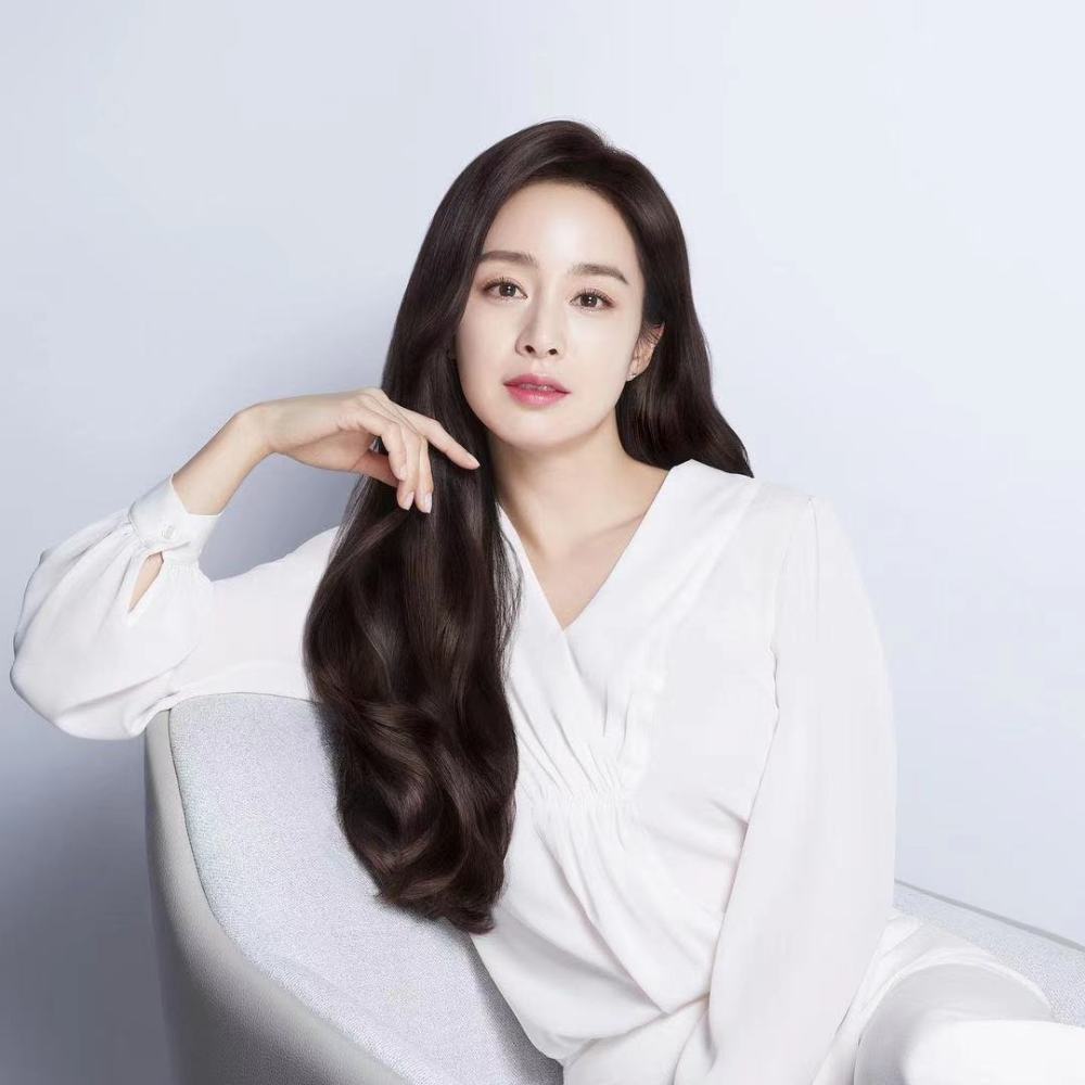 rain金泰希街头散步,相爱八年仍然热恋,走路都抱得紧紧的_腾讯新闻