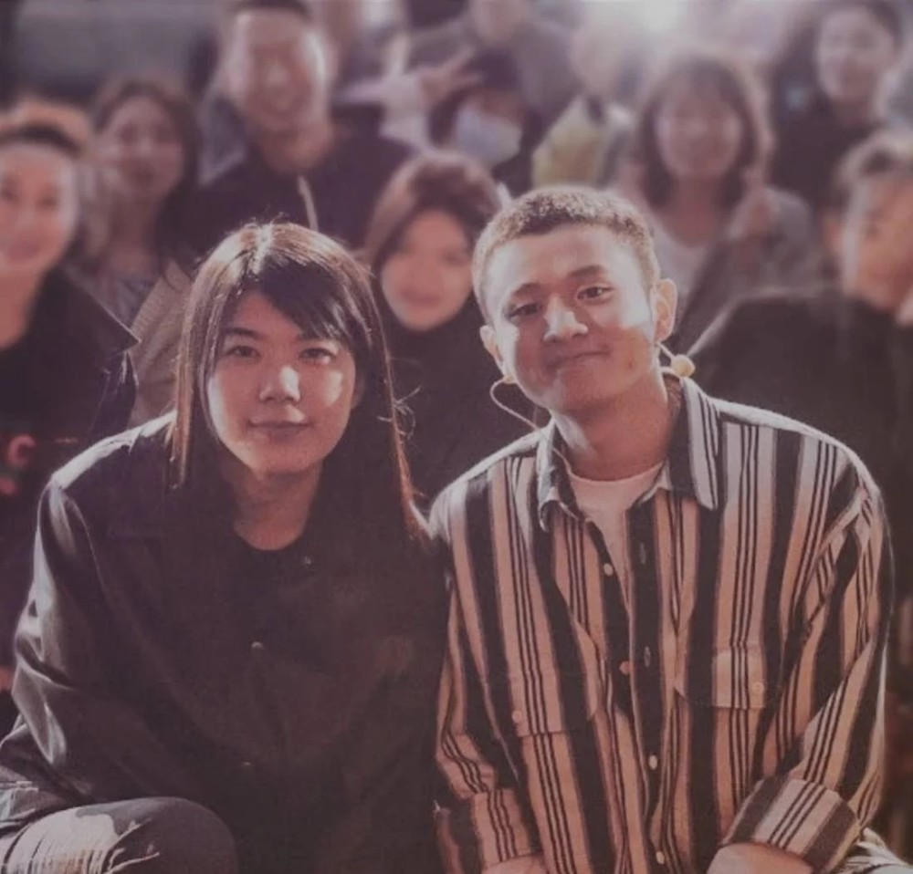 杨笠与王勉太甜了,亲手背,吃饭时悄悄牵脚,希望不是李诞的套路_腾讯