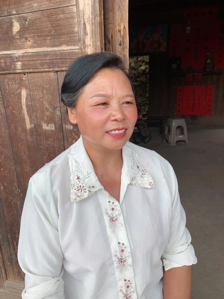 湖南女孩免费为农村妇女化妆,半年前上了热搜,如今她做大了……_腾讯