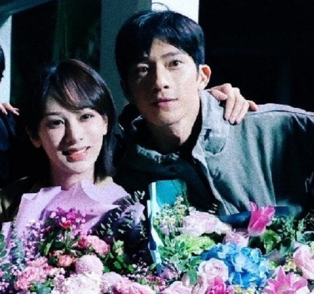 杨紫晒剧组杀青照井柏然紧靠拢杨紫显亲密两人cp感十足