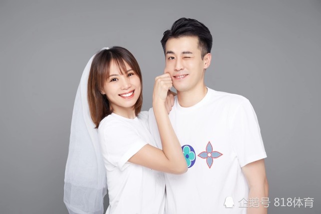 曾春蕾官宣怀孕喜讯老公豪车内轻抚花蕾孕肚小两口期待小baby降临