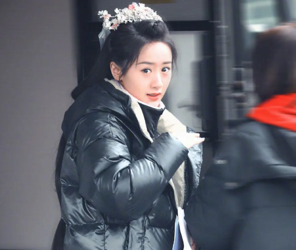 袁冰妍新戏开机生图被嘲是丑版赵丽颖脸部凹陷法令纹深