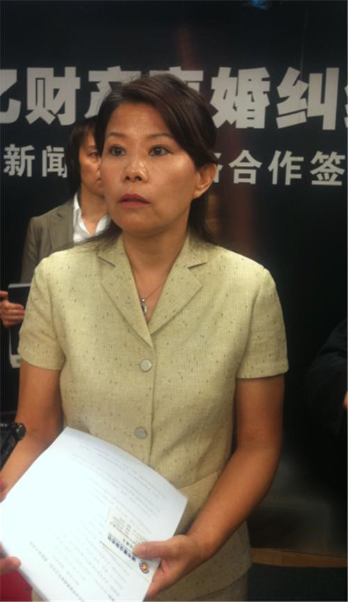 一听说这个消息,消失多年的宋雅红突然出现,并且表示杜双华必须给自己