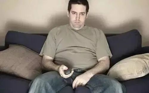 血管|“腿脚”出现4种迹象，十有八九血管“堵”了，尽早去检查，别忽视