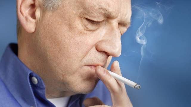 血管|“腿脚”出现4种迹象，十有八九血管“堵”了，尽早去检查，别忽视