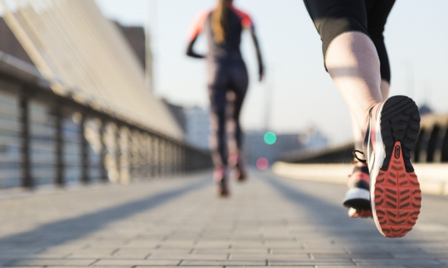 血管|“腿脚”出现4种迹象，十有八九血管“堵”了，尽早去检查，别忽视