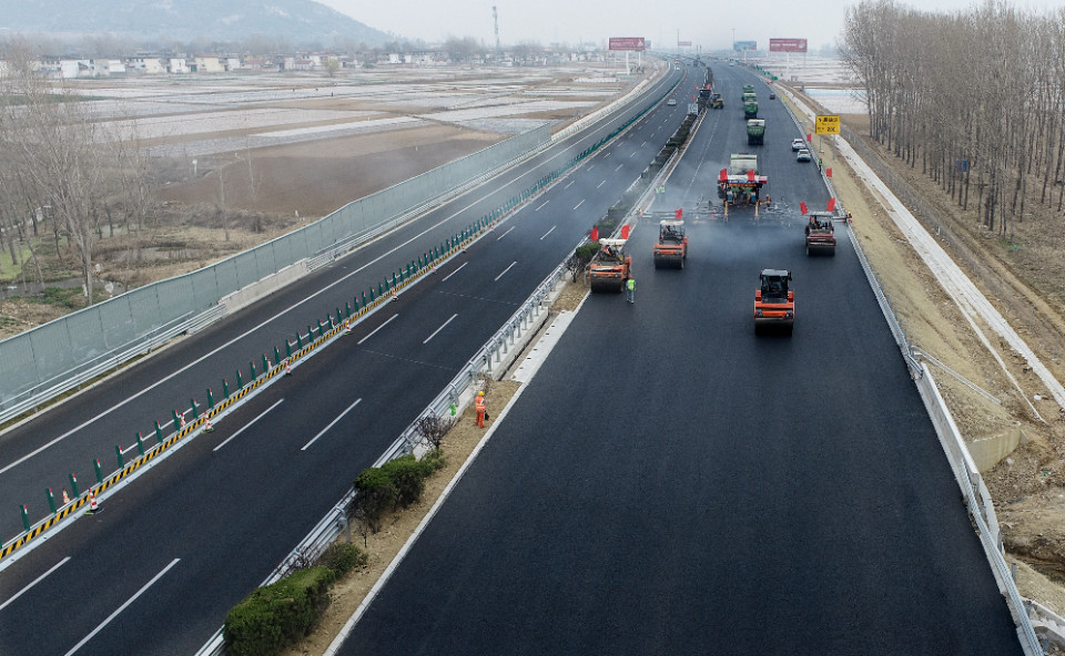 京台高速泰安至枣庄段改扩建项目启动第三阶段施工幅上面层摊铺