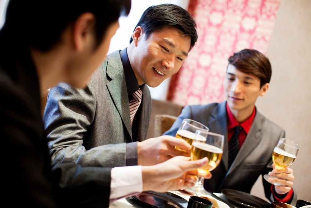 男子参加聚会,因不满别人起哄请客而退群,隔天看到领导消息懵了