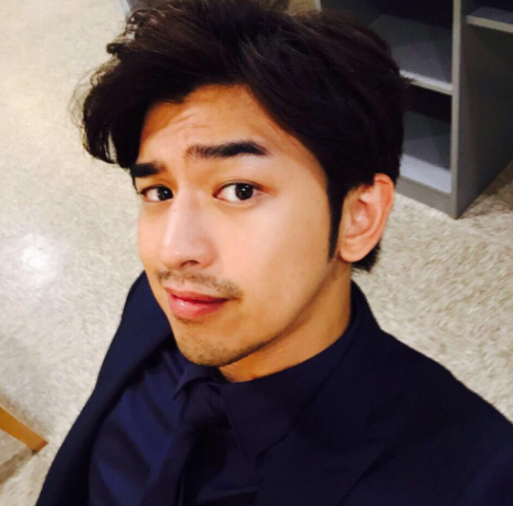 晒晒陈柏霖住的房子,客厅堆满了行李箱,这是把家里当成杂物房吗