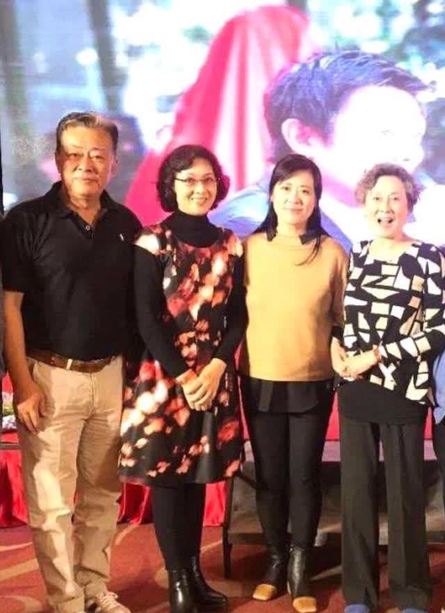 六十多岁的龚雪这复古打扮挺洋气穿着奶奶裙同框向梅俏丽年轻