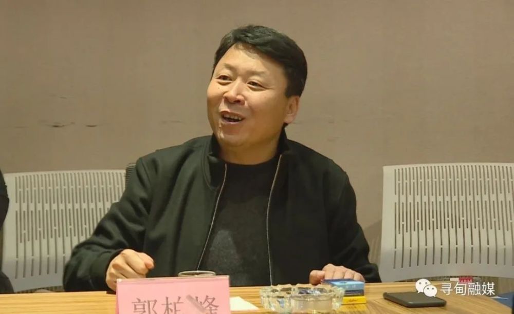 郭柏峰会上,郭柏峰对何健升一行的到来表示热烈欢迎,并就赛石集团及