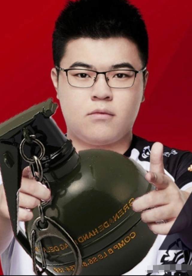 韦神为蜜蜂仔拍写真ququ脚踩佳慧喝交杯酒网友差距真大