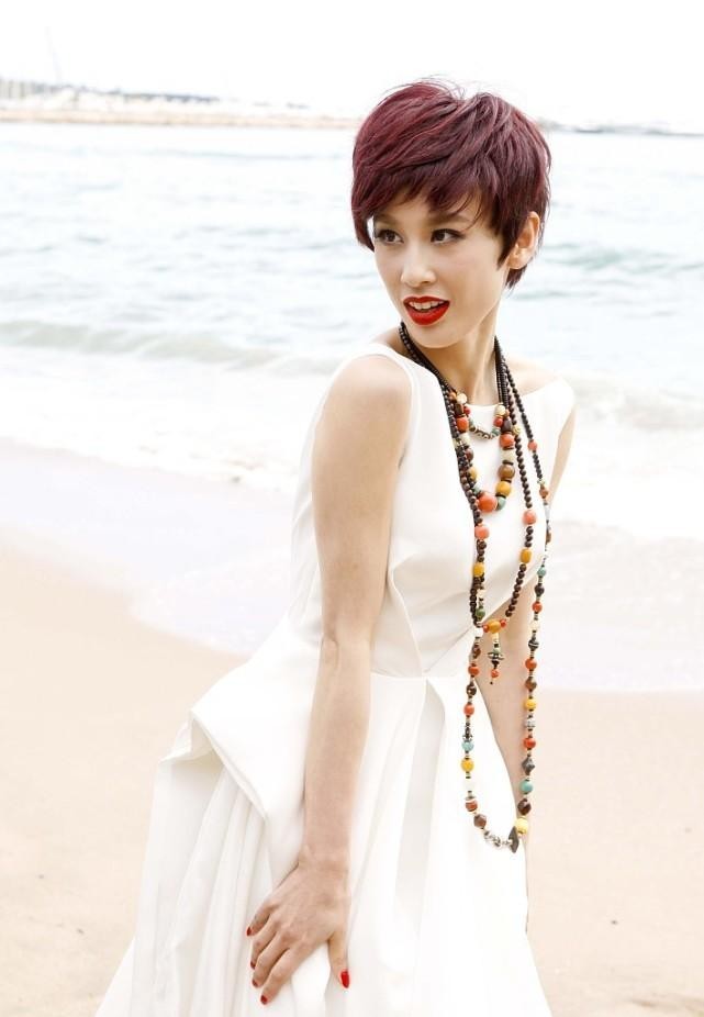 黄圣依真不适合短发,配浓妆太帅气,气质看着都不像她了