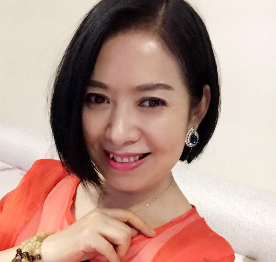 玉田娘的饰演者名叫筱素清,虽然剧中土里土气的,现实中却是非常时尚的