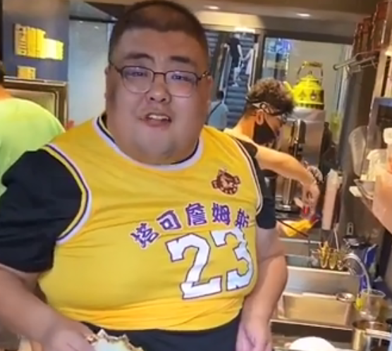在龙哥的事情发生了之后,很多的大胃王相继被网友们点名.