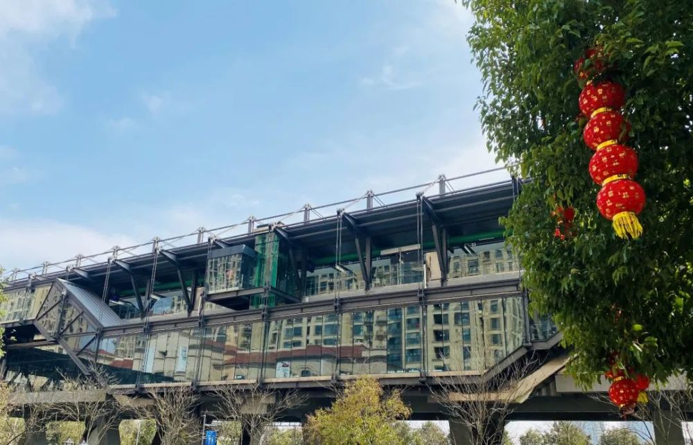 和周边自然风光相呼应,九里河公园站内主色调是清透的天蓝色,站厅立柱