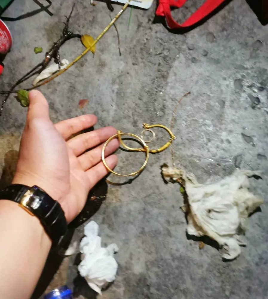 "我的金手镯,戒指不见了"惠东民警徒手翻找垃圾桶助寻回