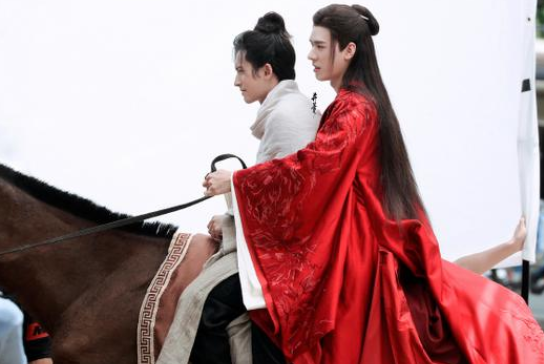 《山河令》剧组有多穷?雨戏等老天群演靠p图,得知原因全网道歉