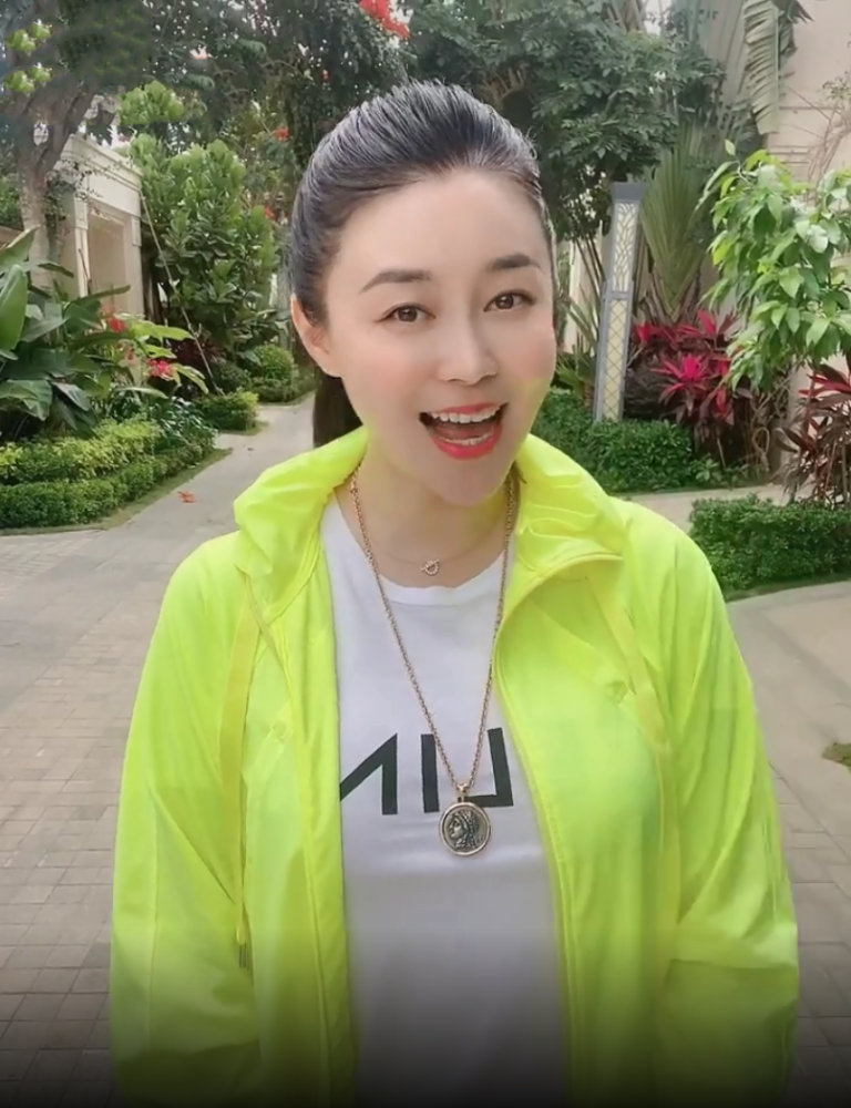 关婷娜穿牛仔辣裤扭网红舞,昔日丰腴身材已不复,醉心事业不恨嫁_腾讯