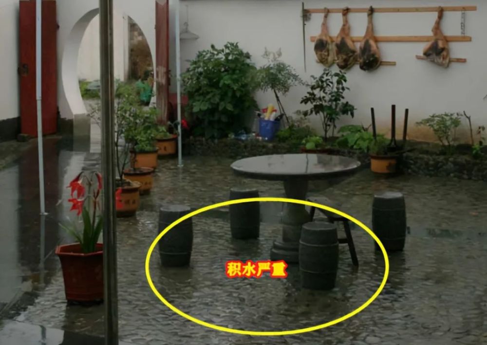 庭院排水别只懂装地漏,预留10cm铺鹅卵石,积水问题将不再有