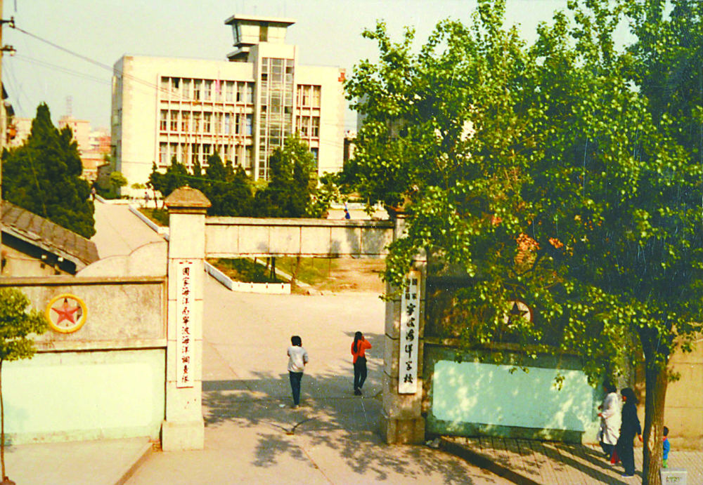 在学校,除了睡觉,吃饭,就是看书.