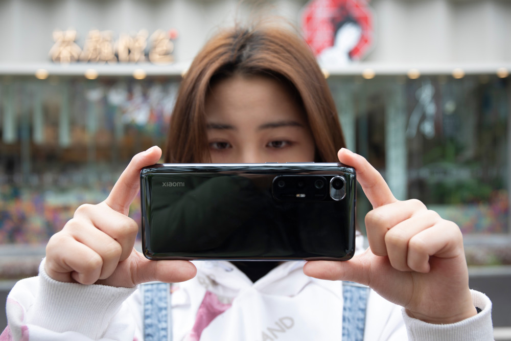 小米10s在拍照上采用的是后置四摄方案,分别为200万像素景深镜头,1亿