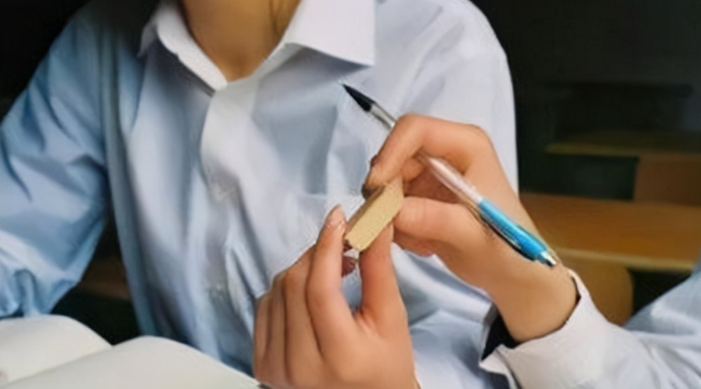 同桌经常向你这借4样东西,多半是对你"有好感",傻姑娘别不懂