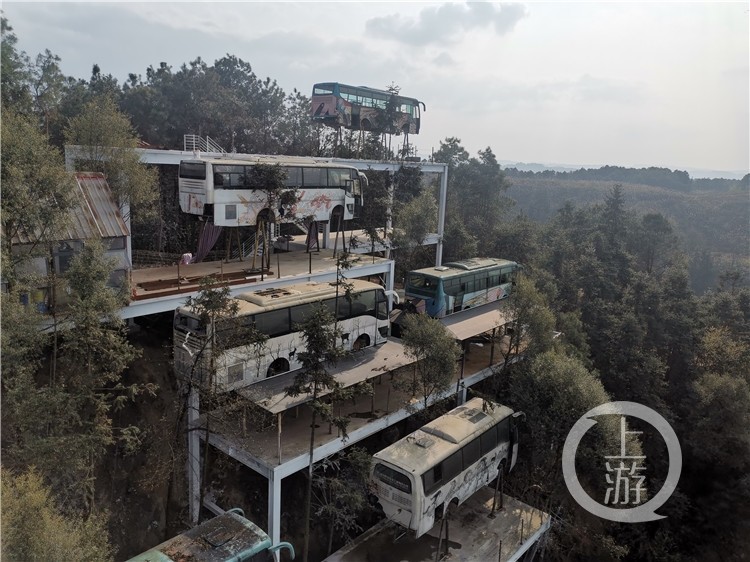 重庆"悬崖汽车"火了 记者现场打探_腾讯新闻