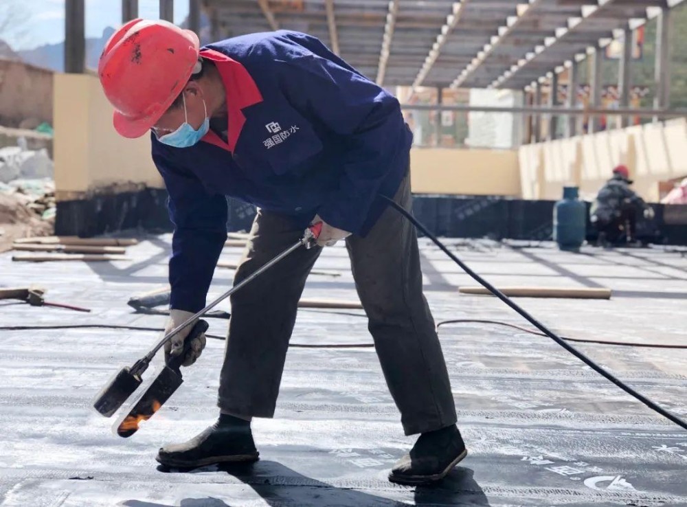 水泥厂城中村改造二期投资开发项目现场,机械正在紧张作业,工人们抢抓