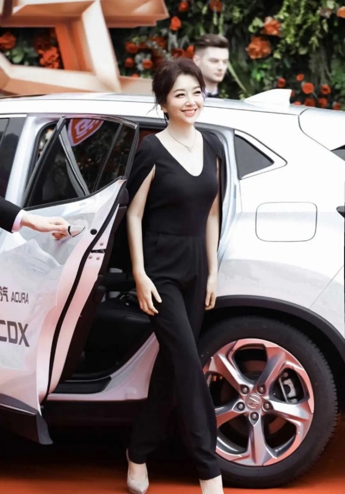 江珊有新男友后超爱打扮!穿套头棉服显腿太粗,手指甲超长太抢镜