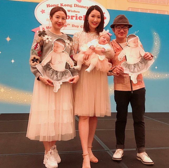 王祖蓝晒全家福为小女儿庆祝百日,和姐姐儿时长太像,神似双胞胎