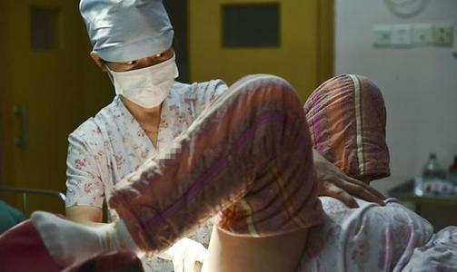 产妇分娩"开十指"有多大?看完这个模拟,就知道生孩子有多难了