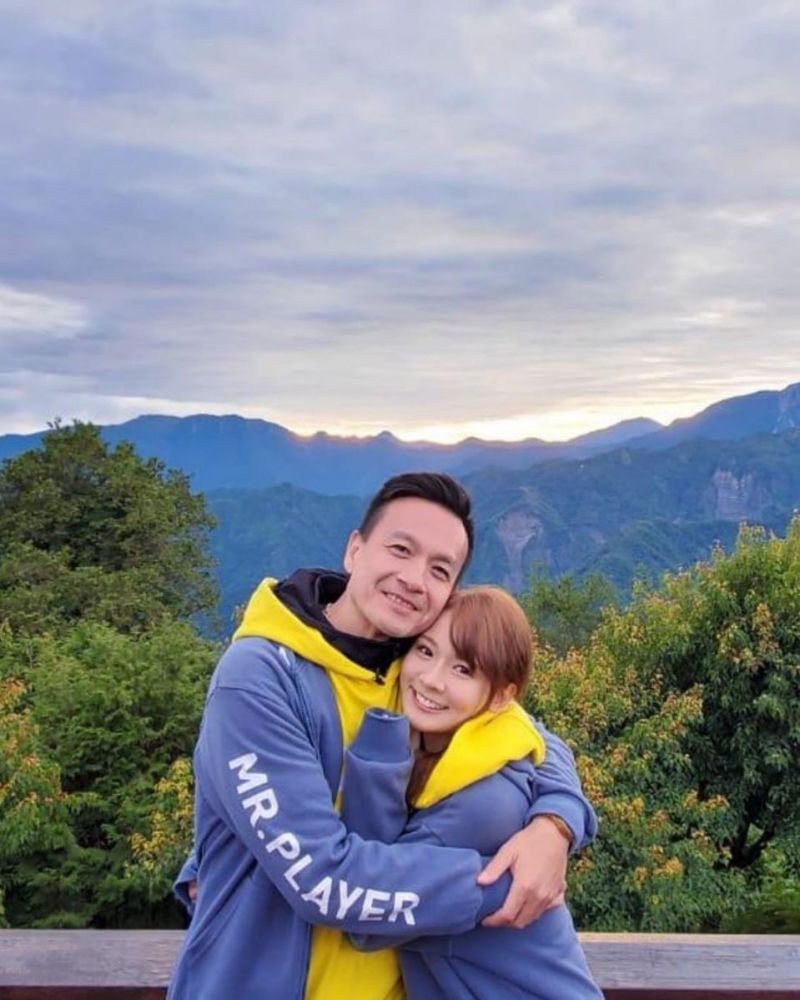 49岁台湾知名男星小钟疑终结单身,与绯闻女友过年回家见家长_腾讯新闻