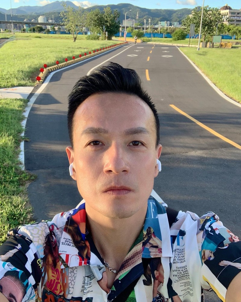 49岁台湾知名男星小钟疑终结单身,与绯闻女友过年回家见家长_腾讯新闻