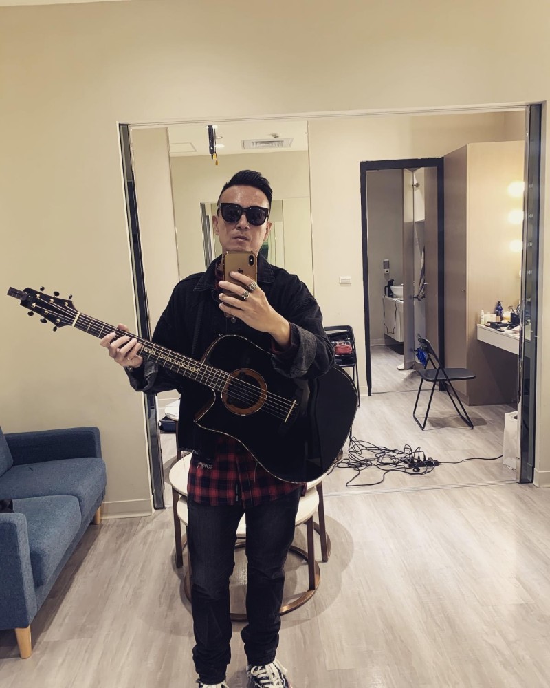 49岁台湾知名男星小钟疑终结单身,与绯闻女友过年回家见家长_腾讯新闻