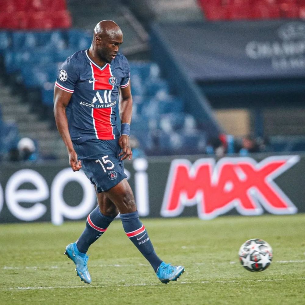 上半时暴风骤雨,下半时平淡无奇,两战巴萨的4个半场,巴黎在其中3个都