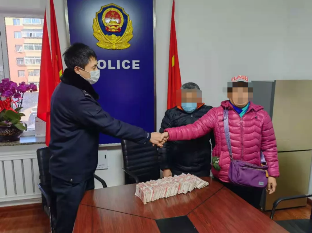 路边破洞袋子装26万现金沈阳小学生捡到后欲归还失主对方却说不差钱