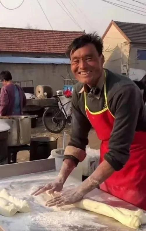 拉面哥被套路签约别让善良人寒心别让3元一碗拉面变了味