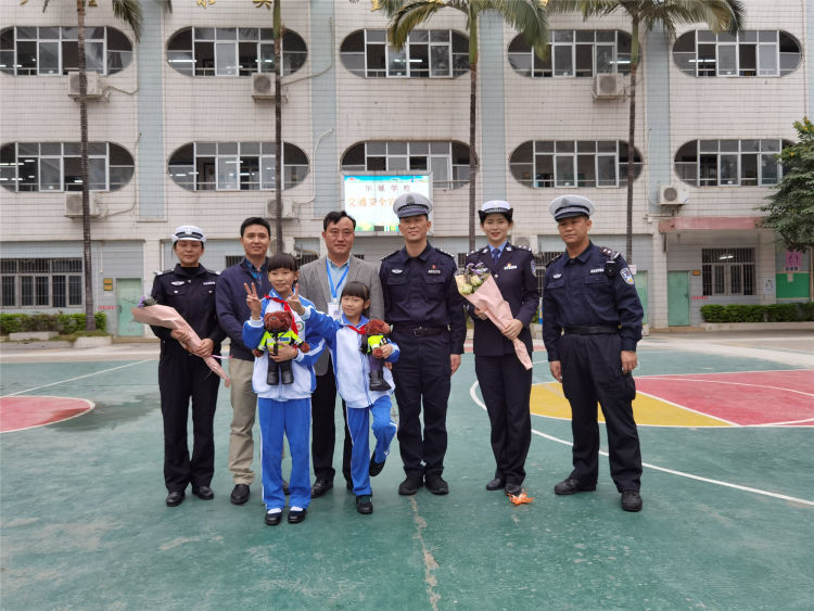 车礼让娃鞠躬 细微之处见深圳文明 腾讯新闻