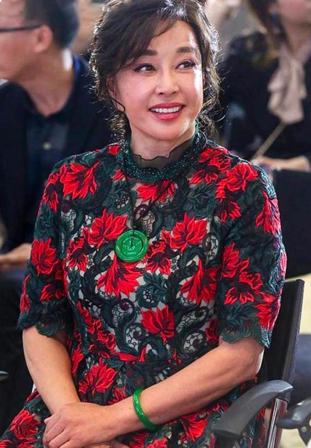 刘晓庆穿连衣裙配平底鞋,终于有个老人样,素颜难掩真实状态!_腾讯新闻