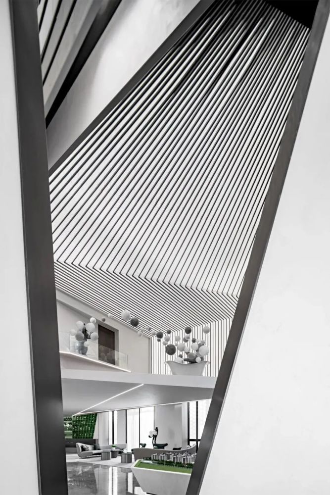 设计师从空间中一个点发散出去,为点线面的生成注入生命.