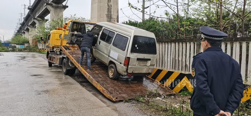 僵尸车成了老鼠窝,市民投诉,柳州城管如此处理