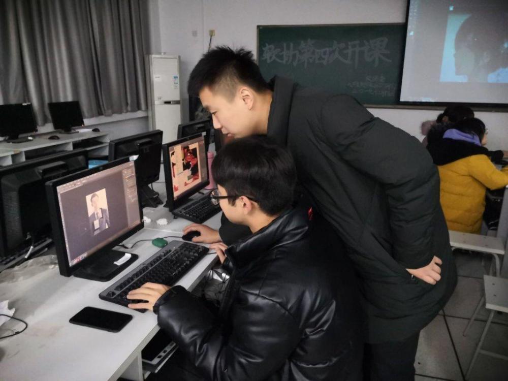 大学生课上学习课下锻炼 自律生活引人羡慕 导员 大学生的榜样 腾讯新闻