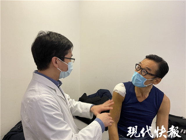 "浩南哥"来鼓楼医院了,他的右臂能抬起来了