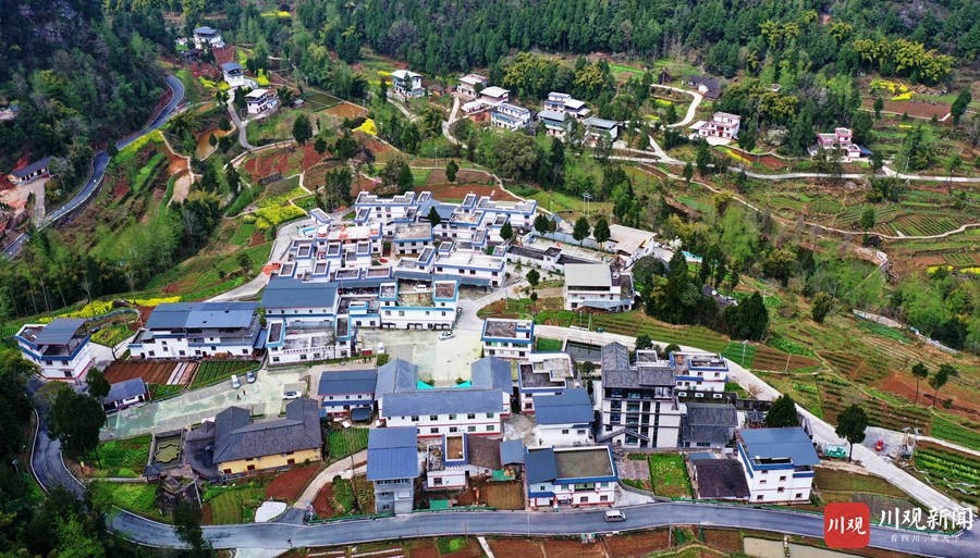 3月11日,巴中市南江县赤溪镇西厢村干净整洁的农家院落与宽敞的村道