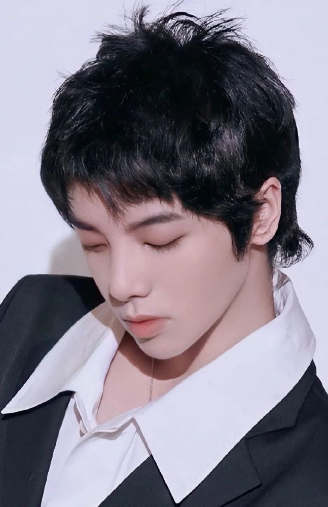 华晨宇壁纸:花花超性感的嘴唇美图来了,肉嘟嘟的看着好可爱