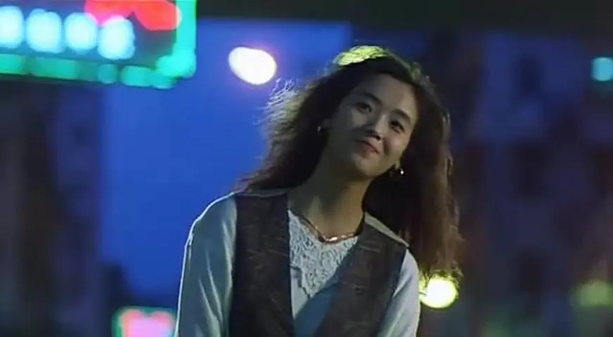 女主吴倩莲在拍摄《天若有情》时还在上大学,监制杜琪峰在看到吴倩莲