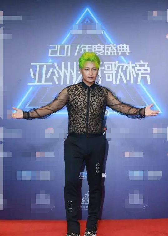 陈志朋采访称奇装异服都是亲自设计买服装一年花数百万